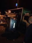 Иномарка сбила припаркованный автомобиль и приземлила в кузов грузовика в Южно-Сахалинске, Фото: 11