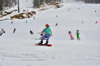 Полсотни сахалинцев разделись, чтобы спуститься на лыжах и сноубордах с «Горного воздуха», Фото: 43