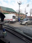 Внедорожник врезался в уличный фонарь в Южно-Сахалинске, Фото: 3