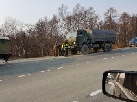 На Корсаковской трассе произошло ДТП с военными автомобилями и внедорожником, Фото: 5