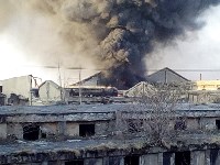 Дым от горящих на территории БУМа автопокрышек заволок Холмск, Фото: 1