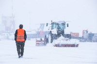 Аэропорт Южно-Сахалинска занесло снегом, Фото: 2