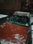 Наледь упала с крыши дома на автомобиль в Корсакове, Фото: 2