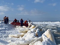 Сахалинских рыбаков унесло на льдинах в заливе Мордвинова, Фото: 2