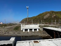 Бордюры устанавливают на мостах через реки Отселе и Ханкотан в Холмском районе, Фото: 3