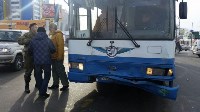 Рейсовый автобус и микроавтобус столкнулись в Южно-Сахалинске, Фото: 2