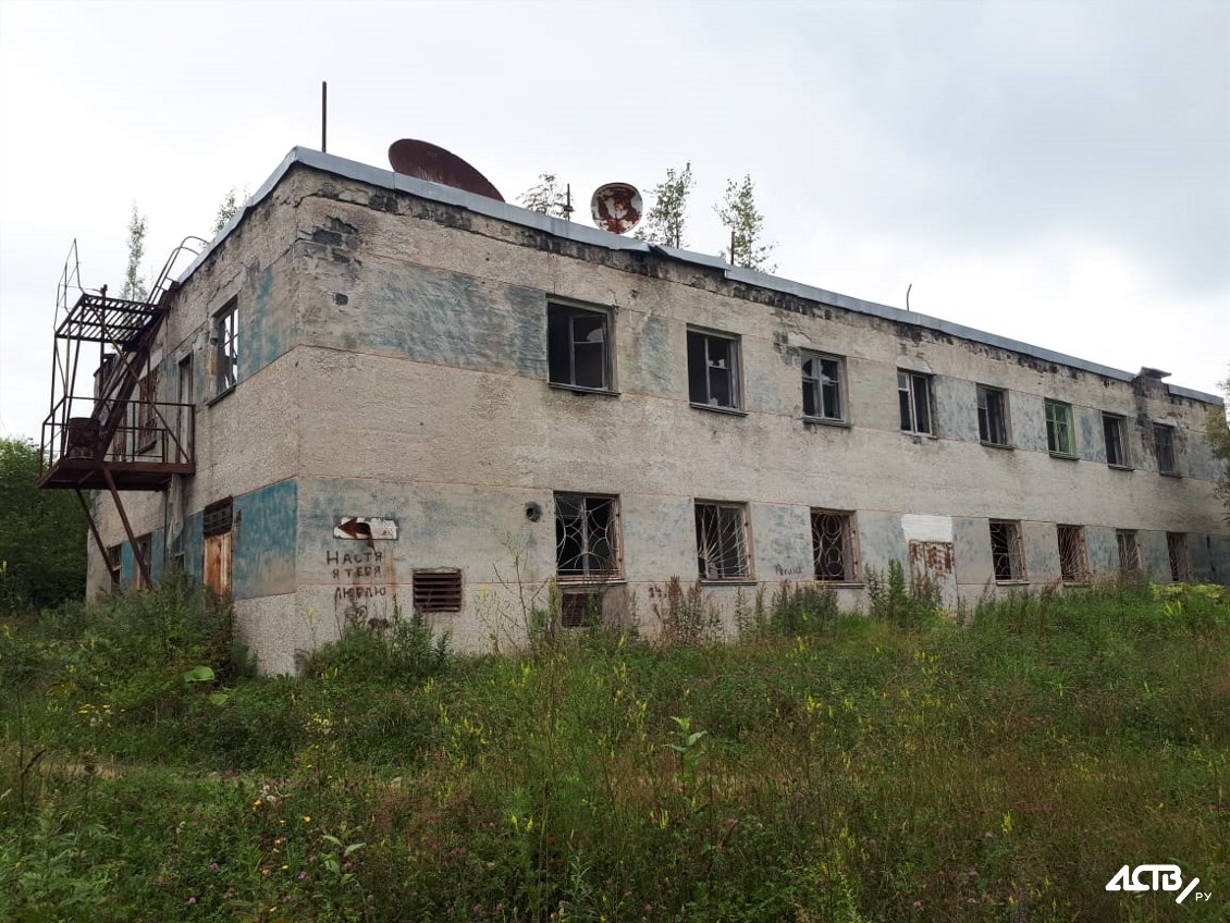 Дети выполняют трюки на крыше заброшенного здания в Елочках - Новости  Сахалинской области. Происшествия – Фотогалерея, фото 1 - ASTV.ru