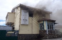 Здание с кафе и жилой дом загорелись в Курильске, Фото: 3