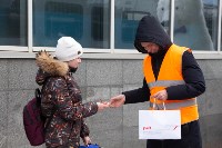 На вокзале Южно-Сахалинска пассажирам желали любви и встречали с печеньем-валентинками, Фото: 5