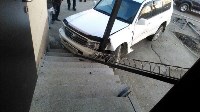 Внедорожник врезался в крыльцо магазина в Южно-Сахалинске, Фото: 8