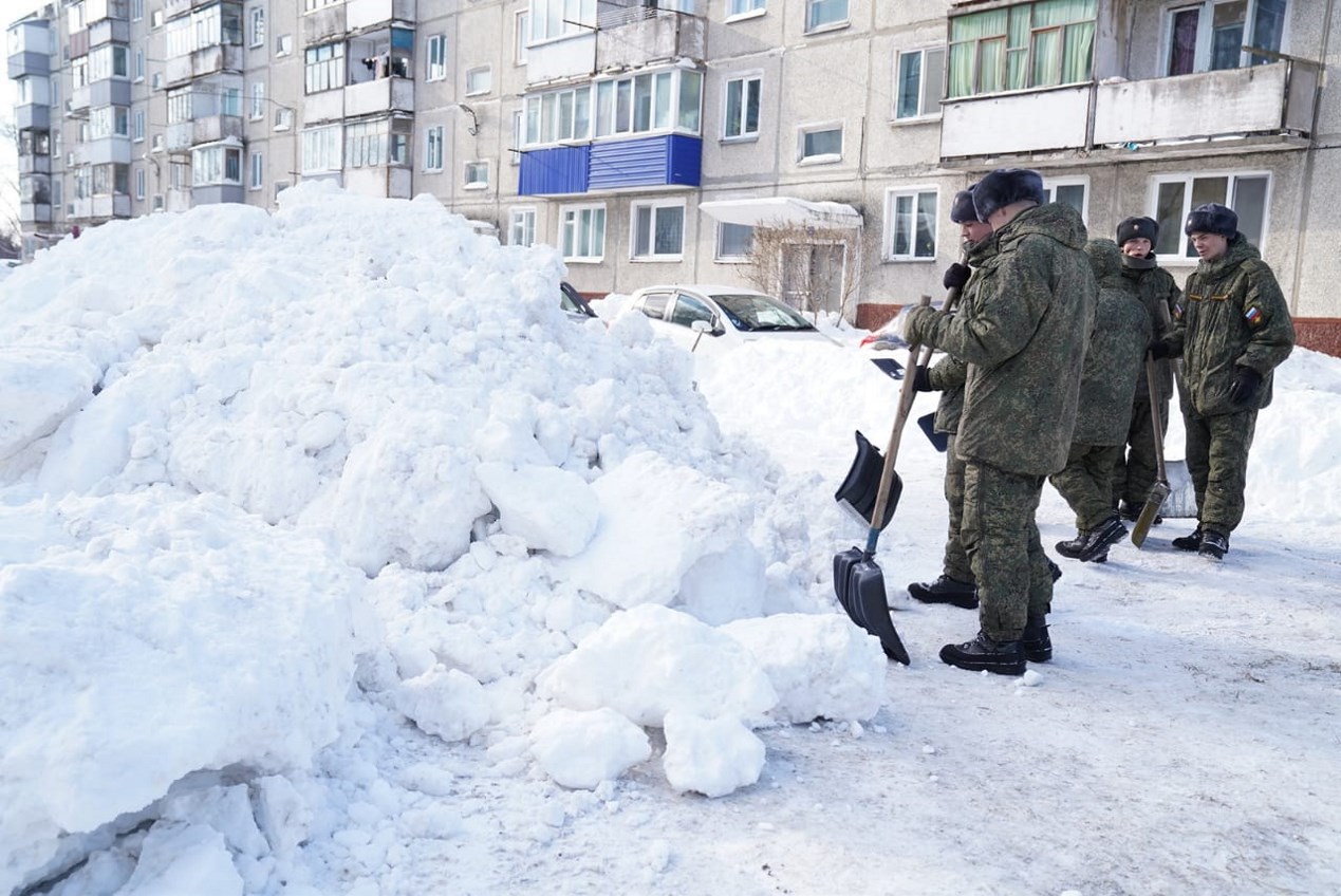 Снежная горка для детей вместо незаконной парковки появилась в Хомутово -  Новости Сахалинской области – Фотогалерея, фото 6 - ASTV.ru