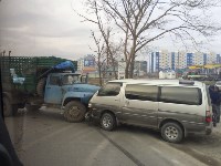 ЗИЛ и микроавтобус столкнулись в Южно-Сахалинске, Фото: 4