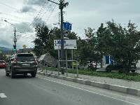 Самосвал пробил дорожное ограждение и опрокинулся у АЗС в Южно-Сахалинске, Фото: 5