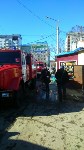 Рыбный павильон загорелся у Дома торговли в Южно-Сахалинске, Фото: 1