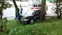 Автомобиль такси врезался в дерево в Корсакове, Фото: 3
