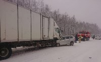 В Смирныховском районе лоб в лоб столкнулись универсал и грузовик, Фото: 2