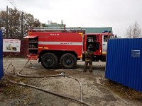 Пожар на территории предприятия потушили на улице Колодезной в Южно-Сахалинске, Фото: 2