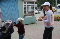 Активисты бесплатно кормят людей обедами у вокзала Южно-Сахалинска, Фото: 3