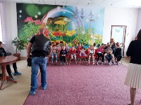 Благотворительную акцию для детей из макаровского "Огонька" провели "Ночные волки", Фото: 3