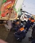 Мужчину зажало в кабине при столкновении двух грузовиков в Южно-Сахалинске, Фото: 2