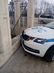 Автомобиль ГИБДД врезался в забор в Южно-Сахалинске, Фото: 3
