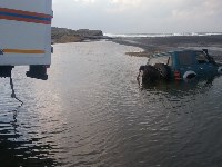 Внедорожник с пассажирами застрял по среди реки на Курилах, Фото: 7