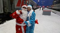 На железнодорожном вокзале Южно-Сахалинска пассажиров встречают и провожают Дед Мороз и Снегурочка , Фото: 8