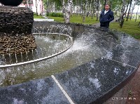 Неизвестные выбросили скамейку в фонтан в ногликском парке, Фото: 8