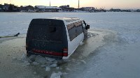 Микроавтобус провалился под лед, Фото: 1