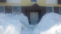 Снежные глыбы, сорвавшаяся с крыши, выбили окно в квартире жителей Быкова, Фото: 6