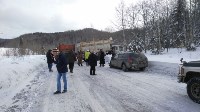 После аварии в Томаринском районе грузовик вытаскивали грейдером, Фото: 3