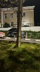 Toyota пробила ограждение и вылетела на тротуар и газон в Холмске, Фото: 1