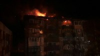 Крыша пятиэтажного дома горит в Холмске, Фото: 11