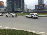 Два автомобиля столкнулись на кольцевой развязке в Южно-Сахалинске, Фото: 1