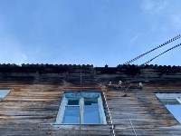 Ледяная глыба с крыши разбила козырёк крыльца дома в Луговом, Фото: 1