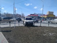 Toyota Crown врезалась в грузовик в Южно-Сахалинске, Фото: 1