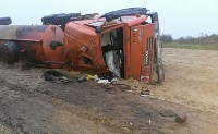 На севере Сахалина опрокинулся грузовик с нефтью, Фото: 6