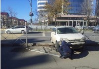 Honda HR-V снесла дорожное ограждение в Южно-Сахалинске, Фото: 8