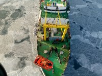 Магаданские спасатели эвакуировали больного с сахалинского корабля, Фото: 1
