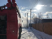 Частный жилой дом горит на окраине Южно-Сахалинска, Фото: 1