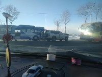 Toyota Land Cruiser и маршрутный автобус столкнулись в Южно-Сахалинске, Фото: 1