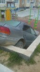 В Охе два парня, угрожая таксисту, угнали автомобиль и вылетели на детскую площадку, Фото: 1