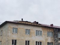 Обшивка крыши слетела на внедорожник в Макарове, Фото: 2