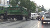 Subaru Legacy врезалась в мусоровоз в Южно-Сахалинске, Фото: 1