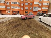 Паркуюсь как хочу: автохам в Южно-Сахалинске "укатал" газон во дворе дома, Фото: 4