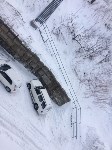 Жители Холмска вынуждены рисковать и карабкаться по заметенной снегом лестнице, Фото: 1