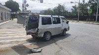 Грузовик врезался в микроавтобус в Южно-Сахалинске, Фото: 1