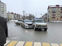 Универсал врезался в полицейский автомобиль в Южно-Сахалинске, Фото: 1