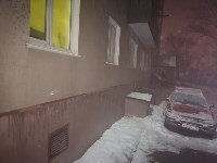 Наледь упала с крыши дома на автомобиль в Корсакове, Фото: 1