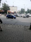 Rav 4 врезался в дорожное ограждение при столкновении кроссоверов в Южно-Сахалинске, Фото: 4